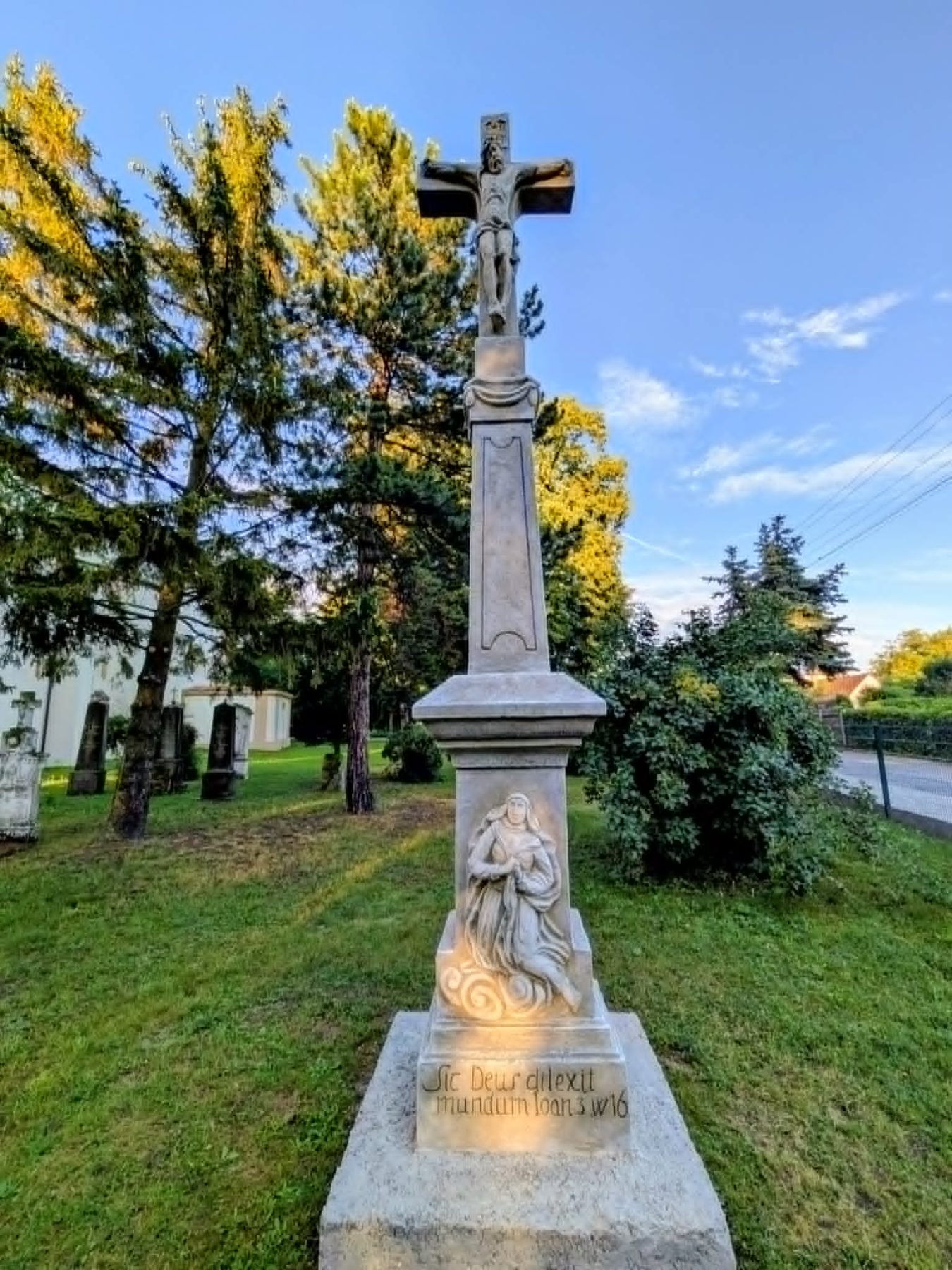 Kríž pri katolíckom kostole z roku 1801